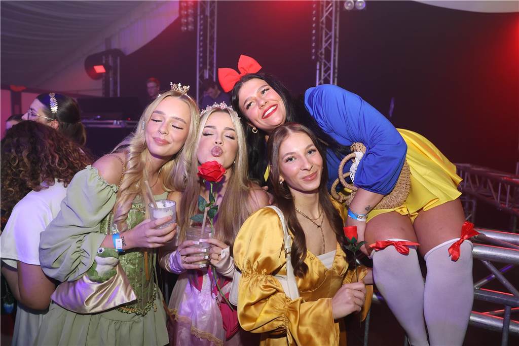 Viele, viele Fotos: So waren die Weiberfastnachtspartys in Olfen 2024 Weiberfastnacht in Olfen 2024