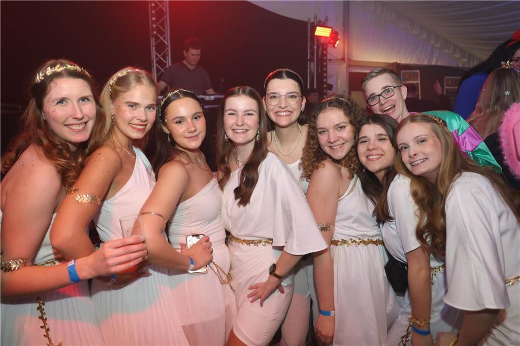 Viele, viele Fotos: So waren die Weiberfastnachtspartys in Olfen 2024 Weiberfastnacht in Olfen 2024