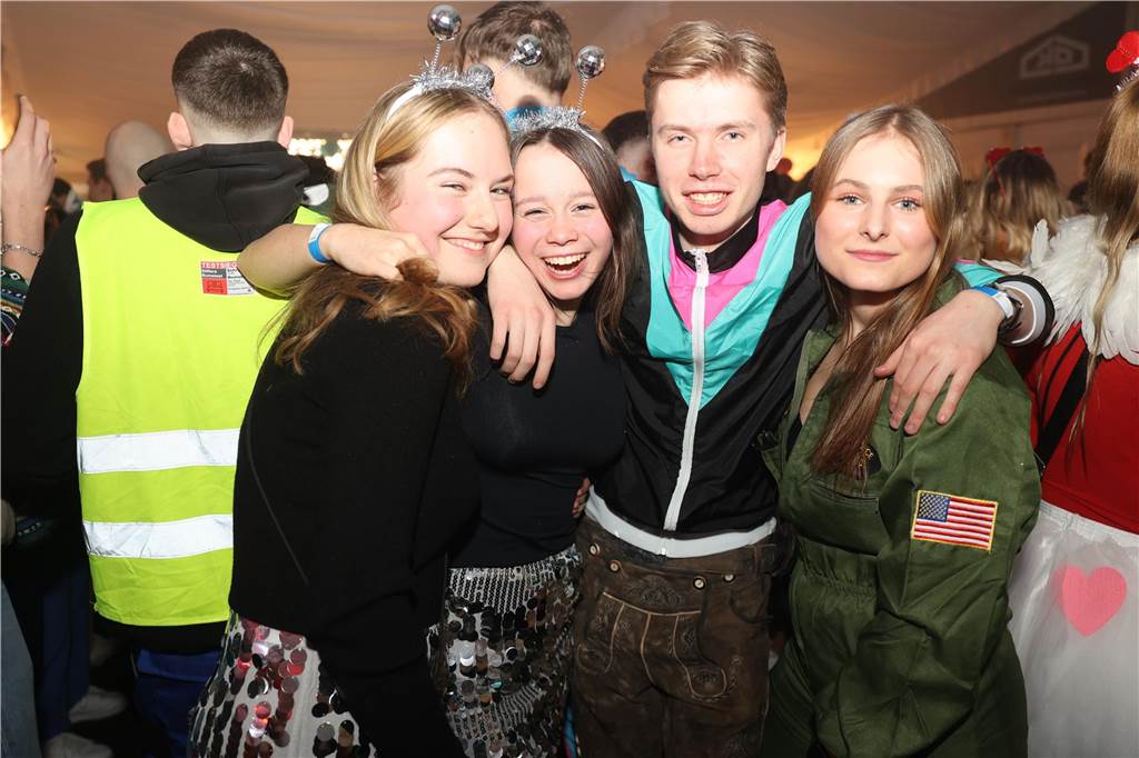 Viele, viele Fotos: So waren die Weiberfastnachtspartys in Olfen 2024 Weiberfastnacht in Olfen 2024