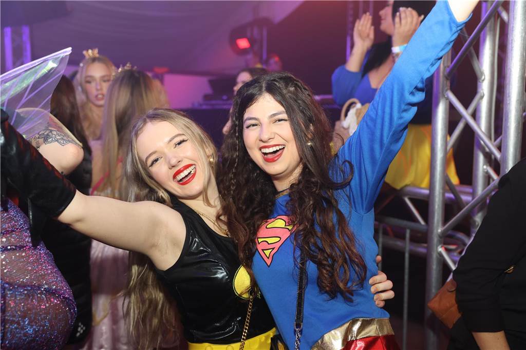 Viele, viele Fotos: So waren die Weiberfastnachtspartys in Olfen 2024 Weiberfastnacht in Olfen 2024