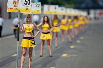 Weibliche Staffage beim Deutschen Tourenwagen-Masters (DTM) 2016 in Nürnberg. Foto: Daniel Karmann