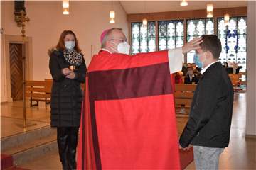 Weihbischof Dr. Christoph Hegge führte die jüngste Firmung in der Gemeinde Heilig Kreuz Heek durch. 