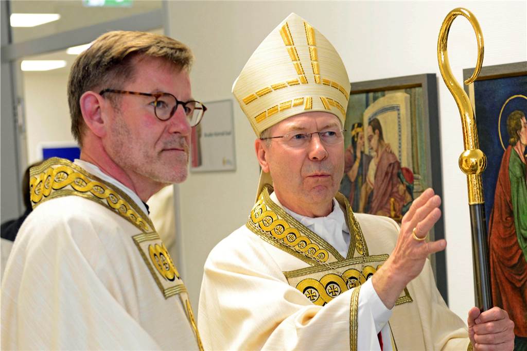 St. Konrad Werne hat nun ein „wunderbar gelungenes“ Zuhause Weihbischof Zekorn (r.) lobte Pater Abraham Fischer für seine künstlerische Gestaltung der neuen Kapelle im Turm von St. Konrad.
