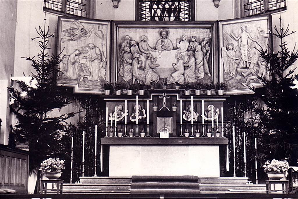 Flügel-Altar in Remigiuskirche: Abendmahl-Darstellung ohne Kelch Hochaltar in der Remigiuskirche bei der Einweihung 1953.