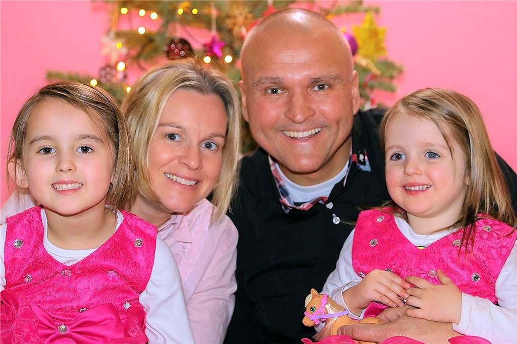 Ein kleines Wunder: Krebskranker Schlagersänger Marcus Kuno kehrt ins Showgeschäft zurück Weihnachten 2018 lacht Marcus Kuno trotz Schockdiagnose und Chemobehandlung mit seiner Frau und seinen Töchtern in die Kamera.