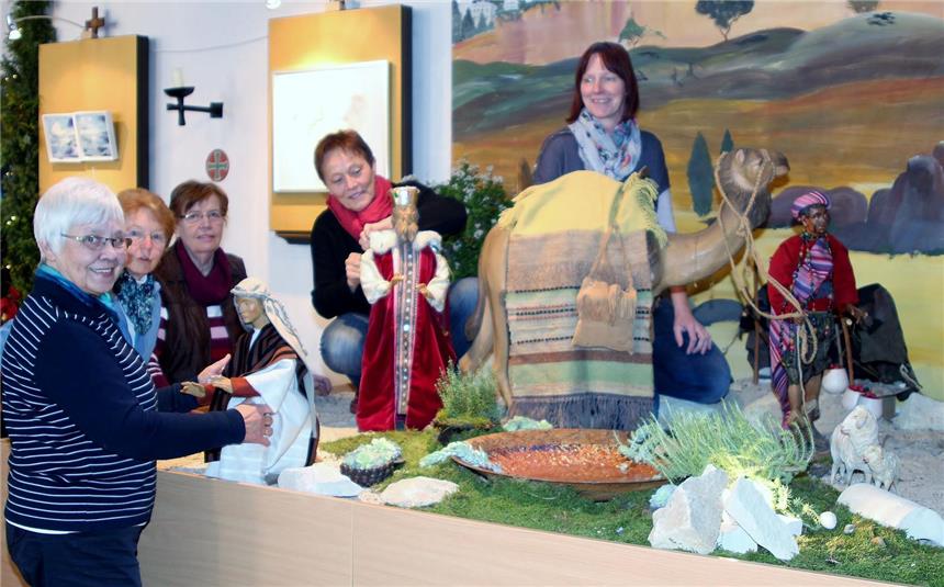 Krippe wird weiterhin umgestaltet Weihnachten geht weiter. Regelmäßig treffen sich Gertrud Cluse, Ingrid Horstmann, Hannelore Ebbing, Marlies Zdarta und Monika Schwering in der Kirche, um die Krippe neu zu gestalten.