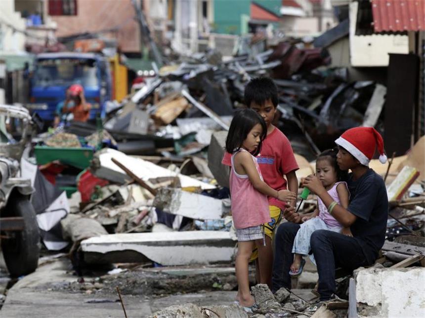 Taifun-Opfer starten Weihnachtsfest zwischen Trümmern Weihnachten ist auf den überwiegend katholischen Philippinen eines der wichtigsten Familienfeste. Foto: Dennis M. Sabangan