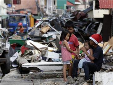 Weihnachten ist auf den überwiegend katholischen Philippinen eines der wichtigsten Familienfeste. Foto: Dennis M. Sabangan