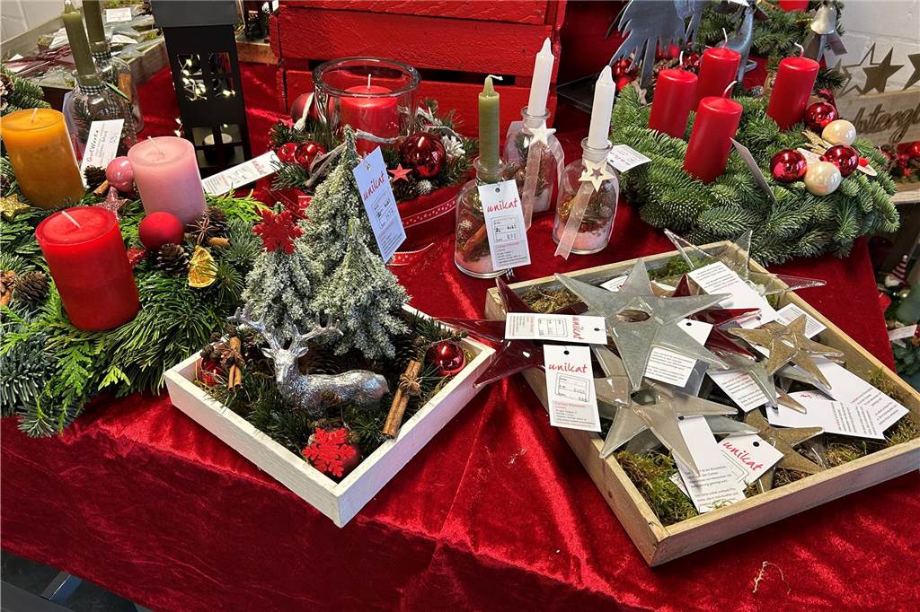 Weihnachtsschmuck auf einem Tisch
