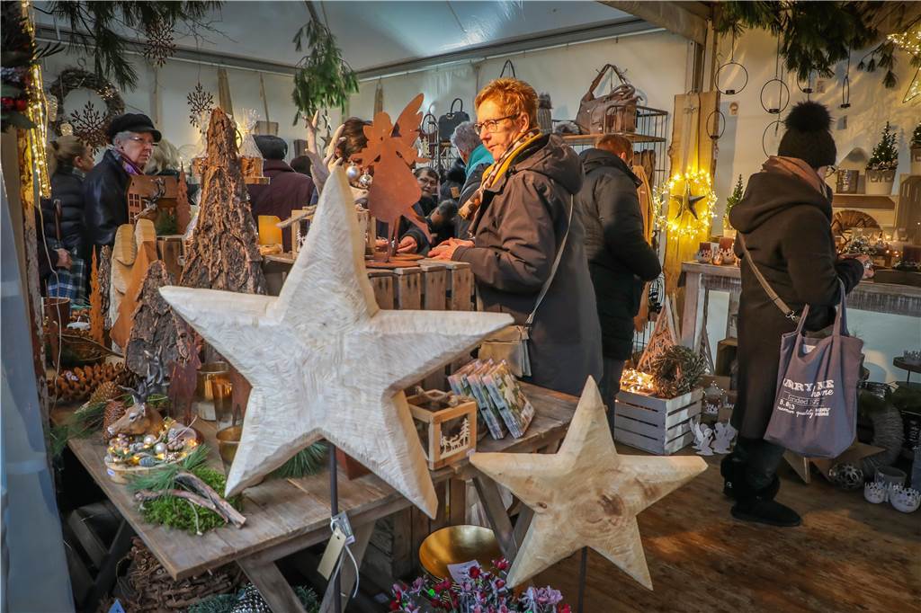 Weihnachtliche Deko und Geschenke gibt es reichlich beim „Weihachtsflair“-Markt.
