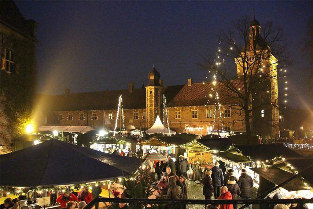 Drei schöne Weihnachtsmärkte, die einen Besuch wert sind Weihnachtliche Stimmung Schloss Raesfeld.