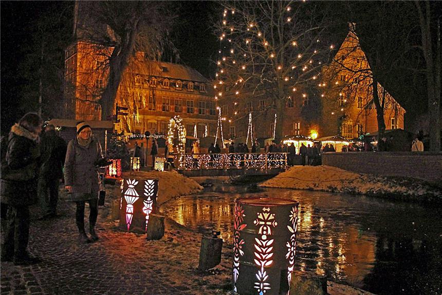 Weihnachtlicher Glanz erwartet die Besucher beim 21. Adventsmarkt am Schloss Raesfeld.
