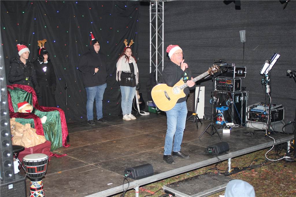 Weihnachtliches Flair, gekrönt mit dem Besuch vom Nikolaus, und einem großen Angebot zum Stöbern lockte am Wochenende eine Vielzahl an Gästen in den Volkspark Brambauer, um von dem erstmals ausgerichteten Weihnachtsmarkt zu partizipieren.