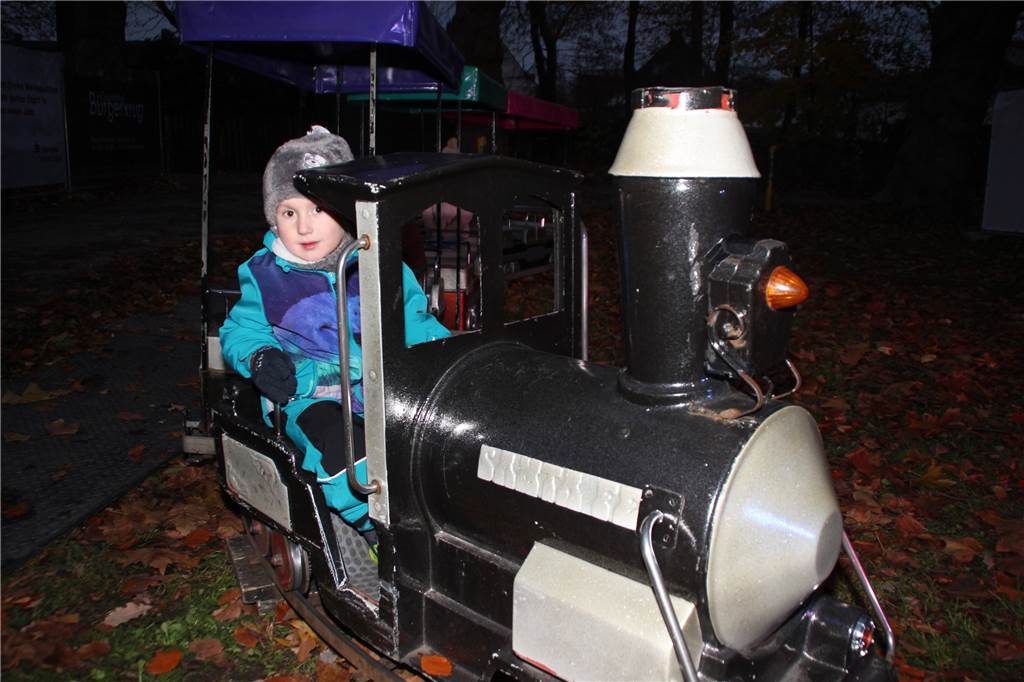 Weihnachtliches Flair, gekrönt mit dem Besuch vom Nikolaus, und einem großen Angebot zum Stöbern lockte am Wochenende eine Vielzahl an Gästen in den Volkspark Brambauer, um von dem erstmals ausgerichteten Weihnachtsmarkt zu partizipieren.