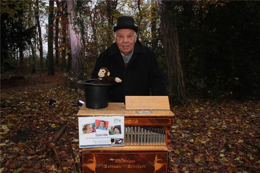 Weihnachtliches Flair, gekrönt mit dem Besuch vom Nikolaus, und einem großen Angebot zum Stöbern lockte am Wochenende eine Vielzahl an Gästen in den Volkspark Brambauer, um von dem erstmals ausgerichteten Weihnachtsmarkt zu partizipieren.