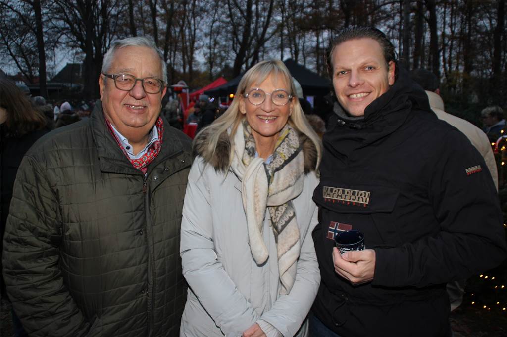 Weihnachtliches Flair, gekrönt mit dem Besuch vom Nikolaus, und einem großen Angebot zum Stöbern lockte am Wochenende eine Vielzahl an Gästen in den Volkspark Brambauer, um von dem erstmals ausgerichteten Weihnachtsmarkt zu partizipieren.