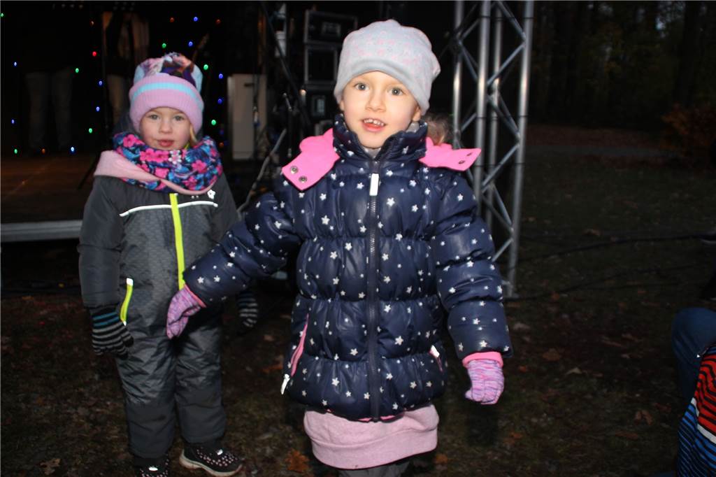 Weihnachtliches Flair, gekrönt mit dem Besuch vom Nikolaus, und einem großen Angebot zum Stöbern lockte am Wochenende eine Vielzahl an Gästen in den Volkspark Brambauer, um von dem erstmals ausgerichteten Weihnachtsmarkt zu partizipieren.