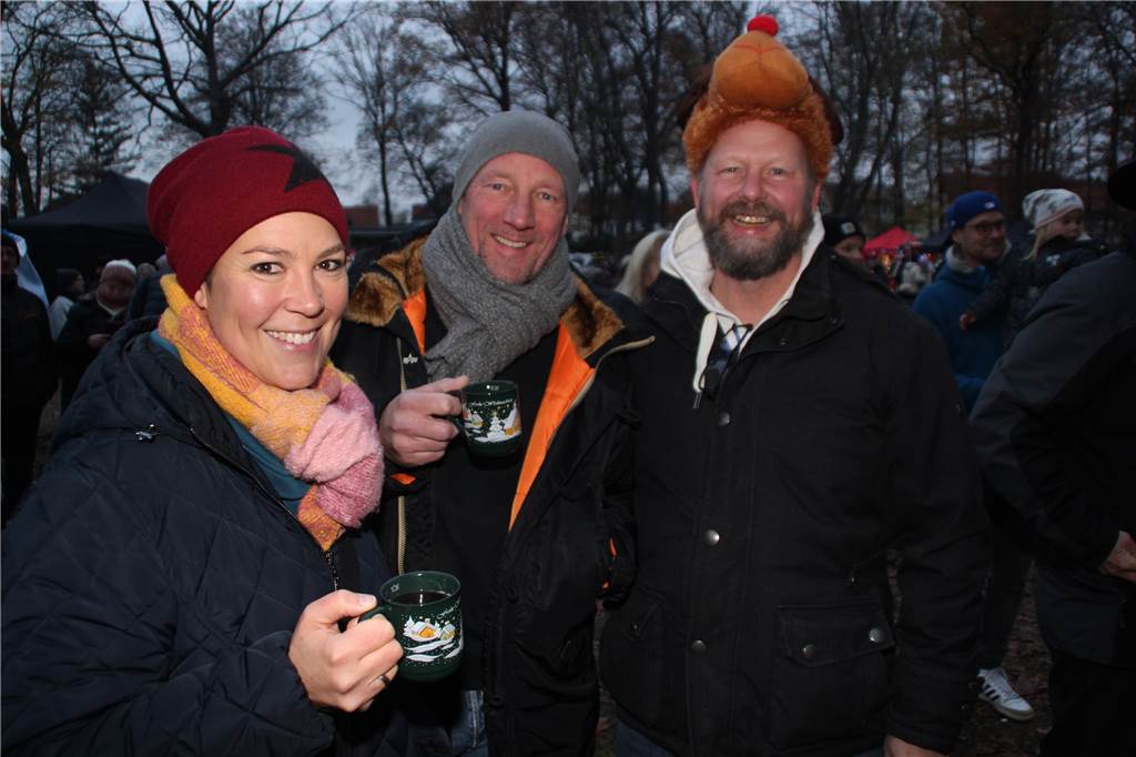 Weihnachtliches Flair, gekrönt mit dem Besuch vom Nikolaus, und einem großen Angebot zum Stöbern lockte am Wochenende eine Vielzahl an Gästen in den Volkspark Brambauer, um von dem erstmals ausgerichteten Weihnachtsmarkt zu partizipieren.