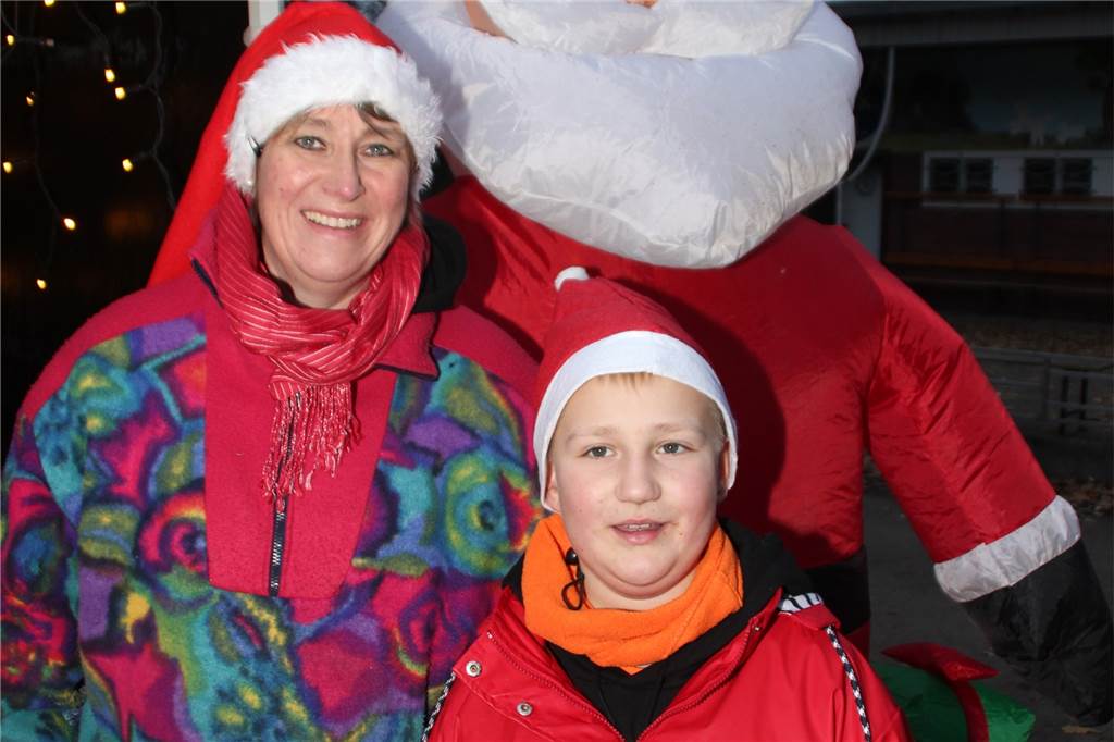 Weihnachtliches Flair, gekrönt mit dem Besuch vom Nikolaus, und einem großen Angebot zum Stöbern lockte am Wochenende eine Vielzahl an Gästen in den Volkspark Brambauer, um von dem erstmals ausgerichteten Weihnachtsmarkt zu partizipieren.