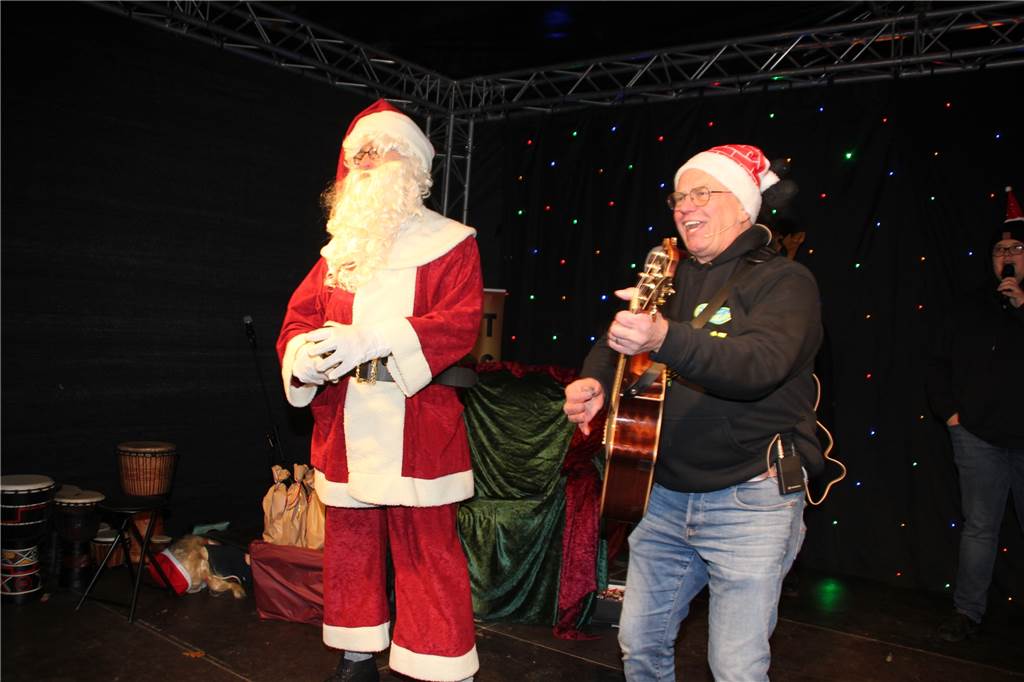 Weihnachtliches Flair, gekrönt mit dem Besuch vom Nikolaus, und einem großen Angebot zum Stöbern lockte am Wochenende eine Vielzahl an Gästen in den Volkspark Brambauer, um von dem erstmals ausgerichteten Weihnachtsmarkt zu partizipieren.