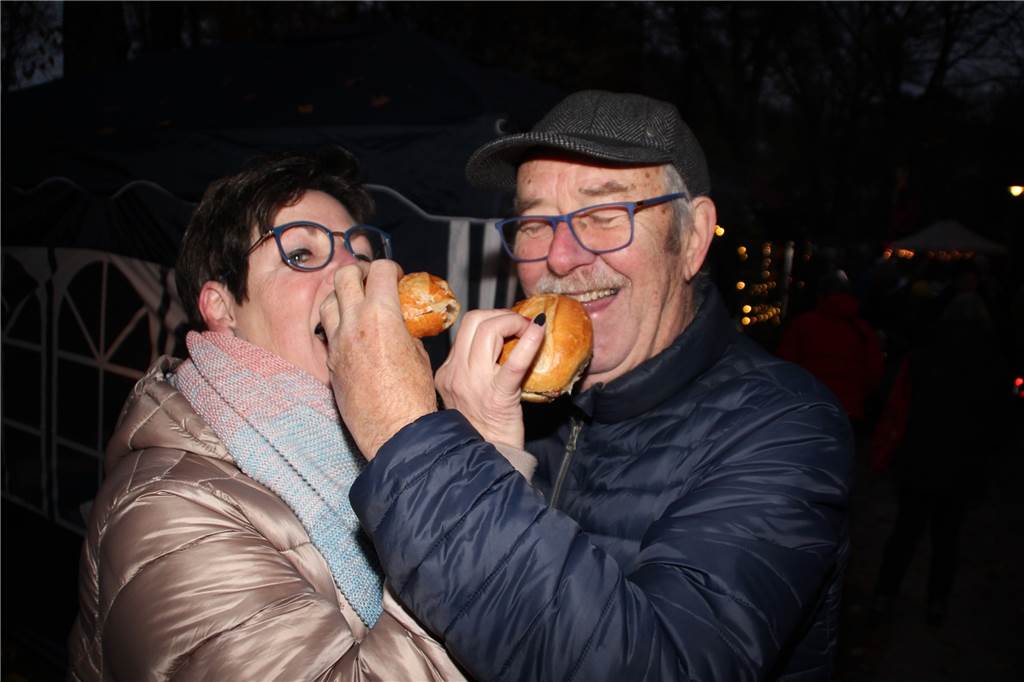 Weihnachtliches Flair, gekrönt mit dem Besuch vom Nikolaus, und einem großen Angebot zum Stöbern lockte am Wochenende eine Vielzahl an Gästen in den Volkspark Brambauer, um von dem erstmals ausgerichteten Weihnachtsmarkt zu partizipieren.