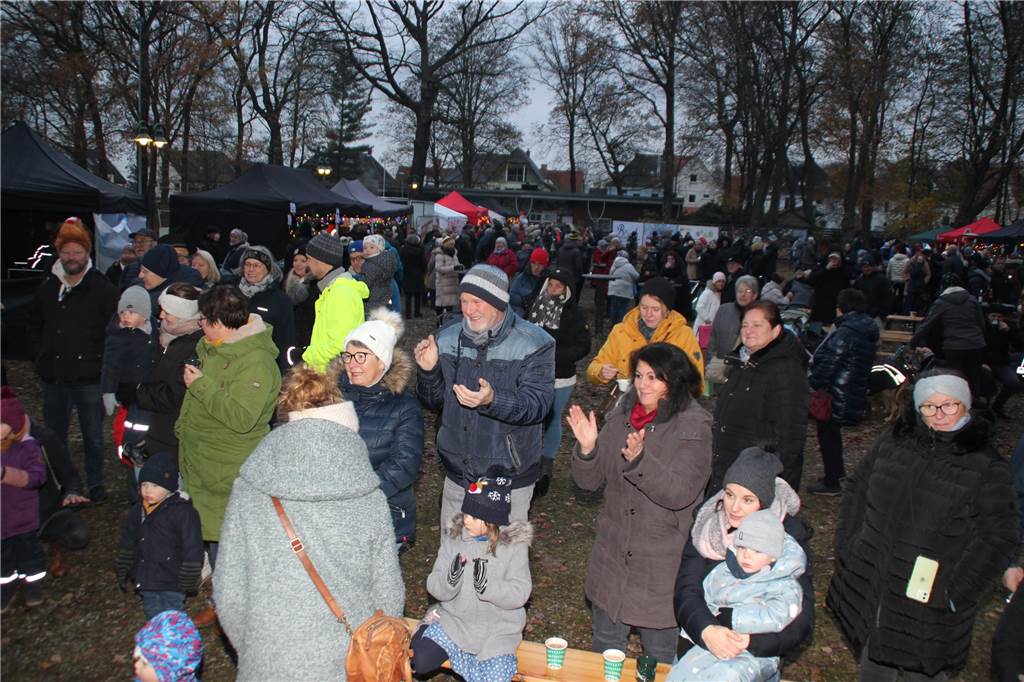 Weihnachtliches Flair, gekrönt mit dem Besuch vom Nikolaus, und einem großen Angebot zum Stöbern lockte am Wochenende eine Vielzahl an Gästen in den Volkspark Brambauer, um von dem erstmals ausgerichteten Weihnachtsmarkt zu partizipieren.