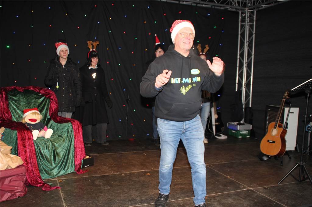 Weihnachtliches Flair, gekrönt mit dem Besuch vom Nikolaus, und einem großen Angebot zum Stöbern lockte am Wochenende eine Vielzahl an Gästen in den Volkspark Brambauer, um von dem erstmals ausgerichteten Weihnachtsmarkt zu partizipieren.