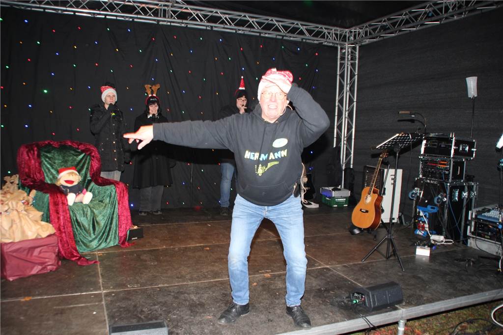 Weihnachtliches Flair, gekrönt mit dem Besuch vom Nikolaus, und einem großen Angebot zum Stöbern lockte am Wochenende eine Vielzahl an Gästen in den Volkspark Brambauer, um von dem erstmals ausgerichteten Weihnachtsmarkt zu partizipieren.