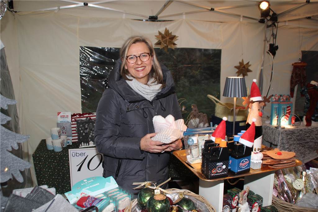 Weihnachtliches Flair, gekrönt mit dem Besuch vom Nikolaus, und einem großen Angebot zum Stöbern lockte am Wochenende eine Vielzahl an Gästen in den Volkspark Brambauer, um von dem erstmals ausgerichteten Weihnachtsmarkt zu partizipieren.