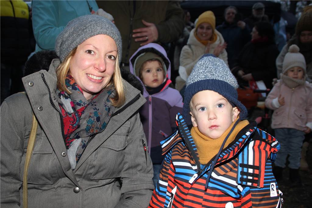 Weihnachtliches Flair, gekrönt mit dem Besuch vom Nikolaus, und einem großen Angebot zum Stöbern lockte am Wochenende eine Vielzahl an Gästen in den Volkspark Brambauer, um von dem erstmals ausgerichteten Weihnachtsmarkt zu partizipieren.