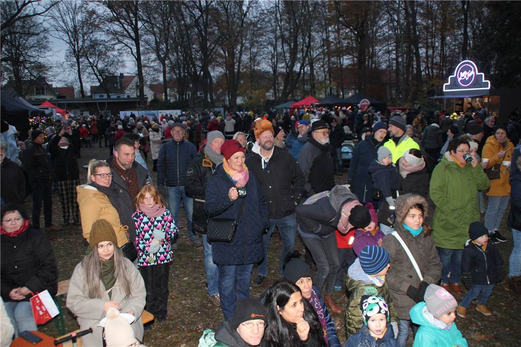 Weihnachtliches Flair, gekrönt mit dem Besuch vom Nikolaus, und einem großen Angebot zum Stöbern lockte am Wochenende eine Vielzahl an Gästen in den Volkspark Brambauer, um von dem erstmals ausgerichteten Weihnachtsmarkt zu partizipieren.