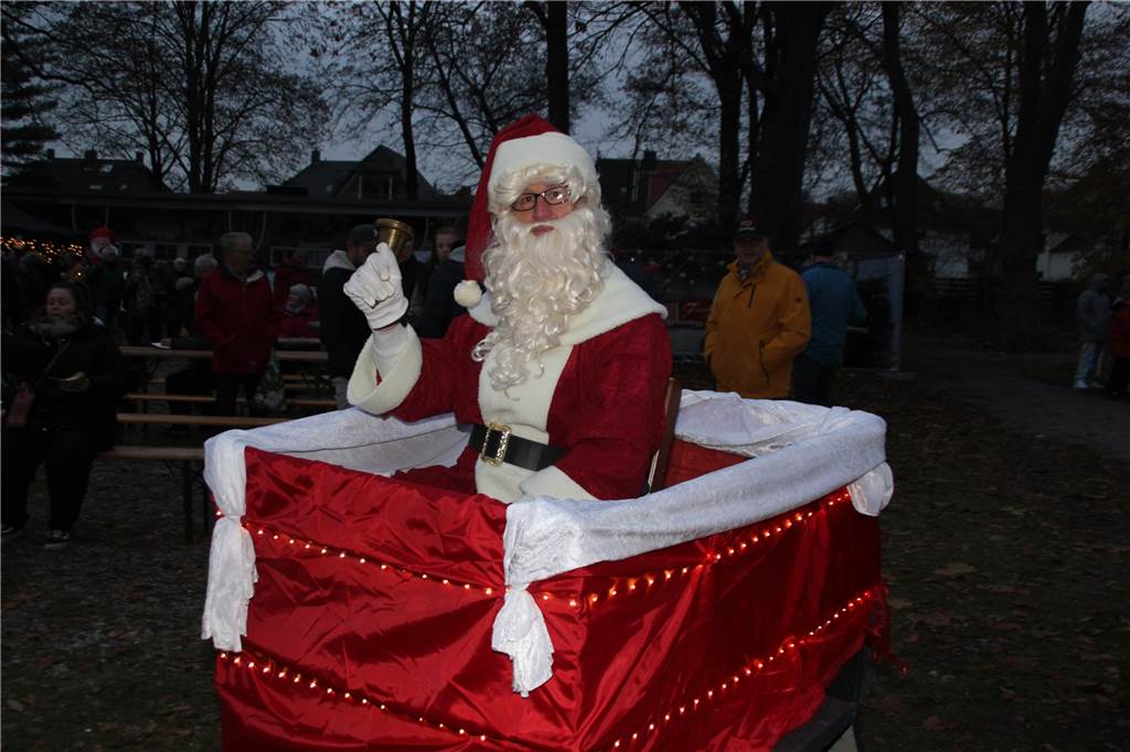 Weihnachtliches Flair, gekrönt mit dem Besuch vom Nikolaus, und einem großen Angebot zum Stöbern lockte am Wochenende eine Vielzahl an Gästen in den Volkspark Brambauer, um von dem erstmals ausgerichteten Weihnachtsmarkt zu partizipieren.