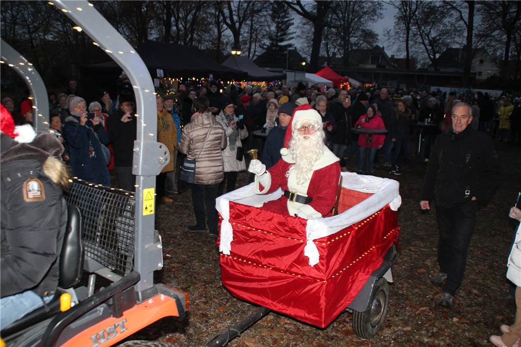 Weihnachtliches Flair, gekrönt mit dem Besuch vom Nikolaus, und einem großen Angebot zum Stöbern lockte am Wochenende eine Vielzahl an Gästen in den Volkspark Brambauer, um von dem erstmals ausgerichteten Weihnachtsmarkt zu partizipieren.