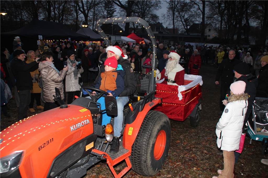 Weihnachtliches Flair, gekrönt mit dem Besuch vom Nikolaus, und einem großen Angebot zum Stöbern lockte am Wochenende eine Vielzahl an Gästen in den Volkspark Brambauer, um von dem erstmals ausgerichteten Weihnachtsmarkt zu partizipieren.