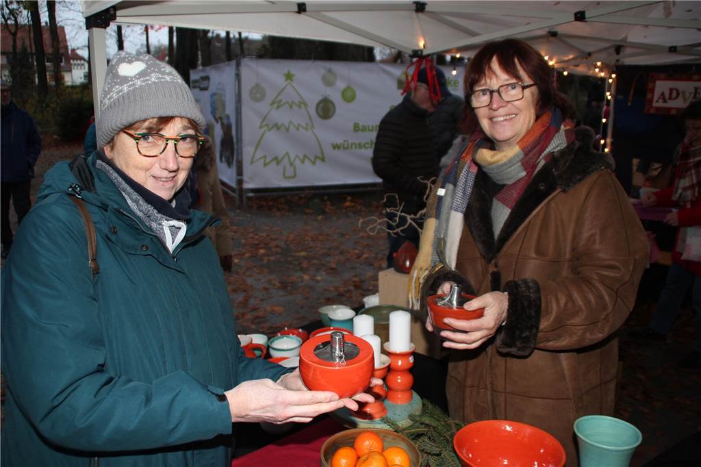 Weihnachtliches Flair, gekrönt mit dem Besuch vom Nikolaus, und einem großen Angebot zum Stöbern lockte am Wochenende eine Vielzahl an Gästen in den Volkspark Brambauer, um von dem erstmals ausgerichteten Weihnachtsmarkt zu partizipieren.