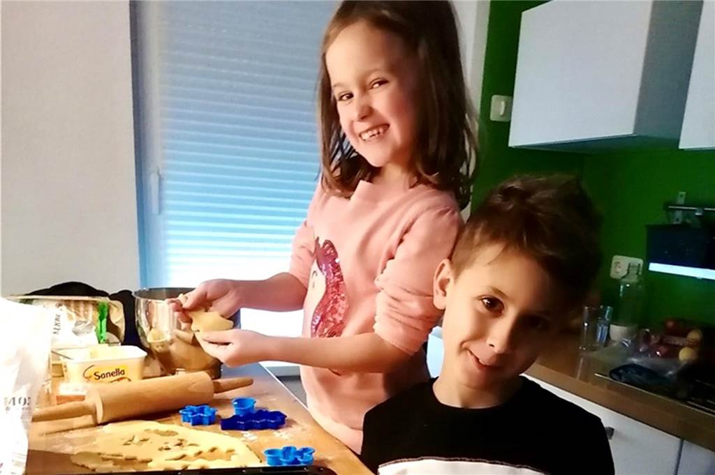  Lylou und Béla stechen Teig aus.
