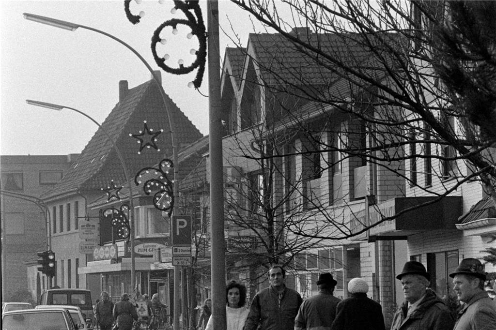 Weihnachtsbeleuchtung entlang der Kreisstraße in Selm. Von LEDs war 1984 noch nicht die Rede. 