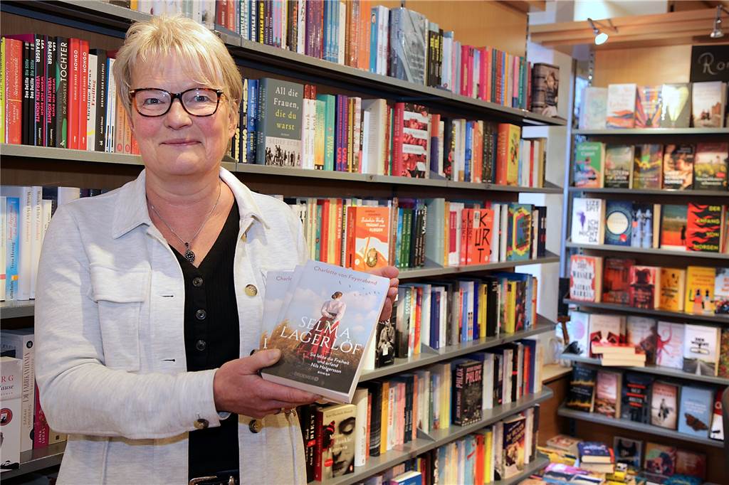 Weihnachtsgeschenke kaufen: Gibt es Trends, auch unter 20 Euro? Anne Heine-Hagen von der Buchhandlung Kortenkamp präsentiert Taschenbücher.