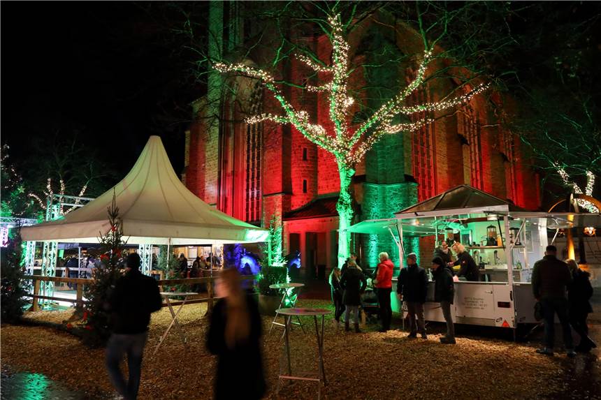 „Stadtlohner Adventstage“ als kleiner Ersatz für den Weihnachtsmarkt Weihnachtsmarkt 2019: So stimmungsvoll kann es in diesem Jahr der Corona-Pandemie nicht zugehen in der Stadt. Aber: Die Weihnachtsbeleuchtung hängt, zehn Hütten bieten Dekoratives und die Geschäfte öffnen samstags bis 18 Uhr.
