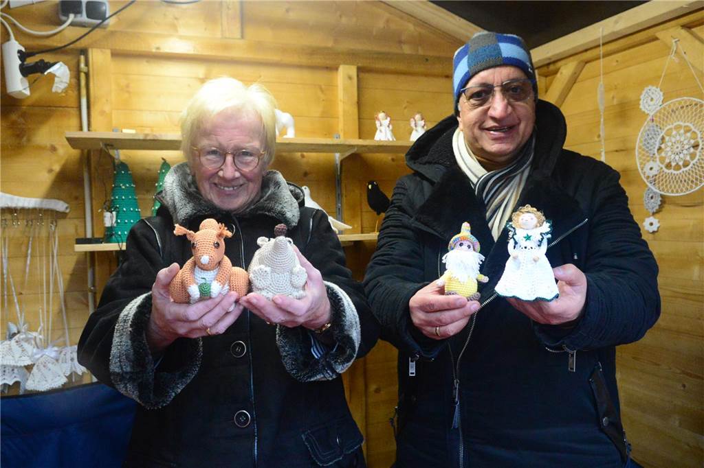Viele Fotos vom Weihnachtsmarkt: Schafe, Heilige Drei Könige und viele Besucher