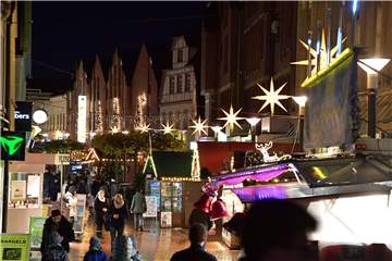 Weihnachtsmarkt Lünen 2017: So eng stehen die 30 Stände in diesem Jahr nicht. Außerdem gilt für die Besucher die 2G-Regel.