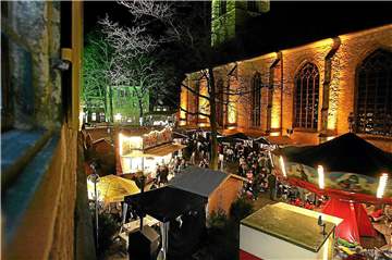 Weihnachtsmarkt rund um die Christophorus-Kirche.