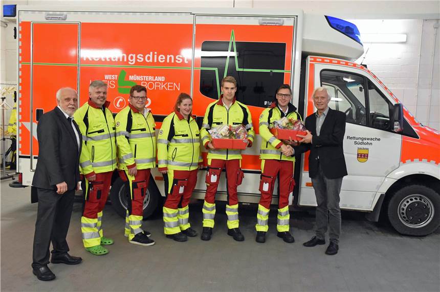 Die Zahl der Einsätze der Kreisleitstelle ist weiter angestiegen Weihnachtsteller als Anerkennung für den Dienst über die Feiertage verteilt: Rotkreuz-Vertreter Jürgen Puhlmann (l.) und Aloys Eiting (r.) dankten auch den Einsatzkräften der Rettungswache Südlohn für ihren „Dienst am Menschen, wenn andere feiern“. foto DRK-press/and
