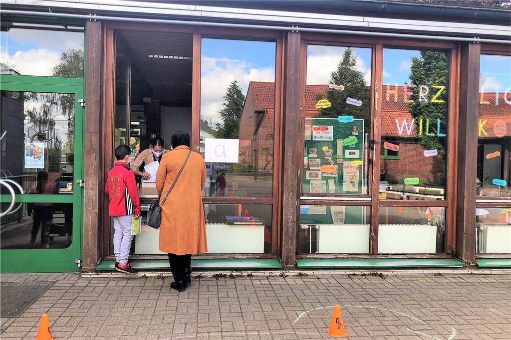 Die Viertklässler kommen: Corona-Countdown an Dortmunder Grundschule Weil am Dienstag (5.5.) noch nicht klar war, ob alle Jahrgänge an die Grundschulen zurückkehren werden, fand wie geplant die Ausgabe der Arbeitspläne für die ersten bis dritten Klassen statt.