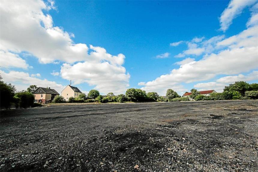 106 Wohnungen entstehen auf Urania-Sportplatz Weil der alte Sportplatz immer wieder vermüllt wurde, hat die Stadt ihn bereits abräumen lassen. Noch in diesem Jahr sollen dort neue Häuser gebaut werden.