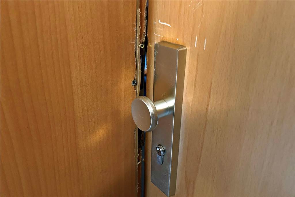 Randalierender Nachbar erfolgreich aus Wohnung geklagt Eine aufgebrochene Wohnungstür.