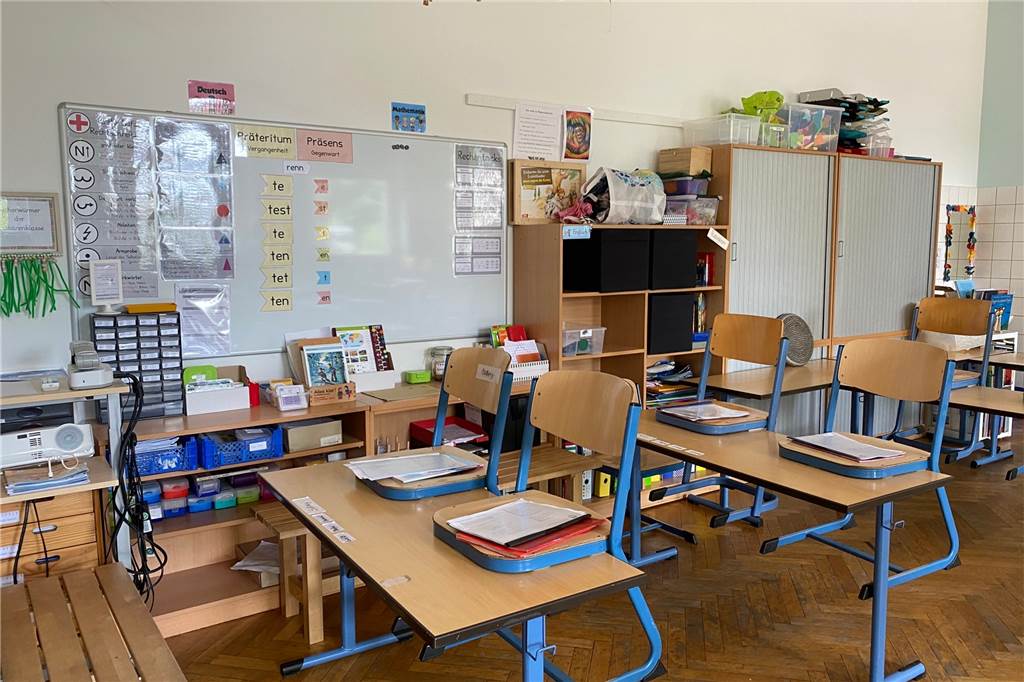 Weil der Keller feucht ist, lagern jegliche Materialien in den Klassenräumen.