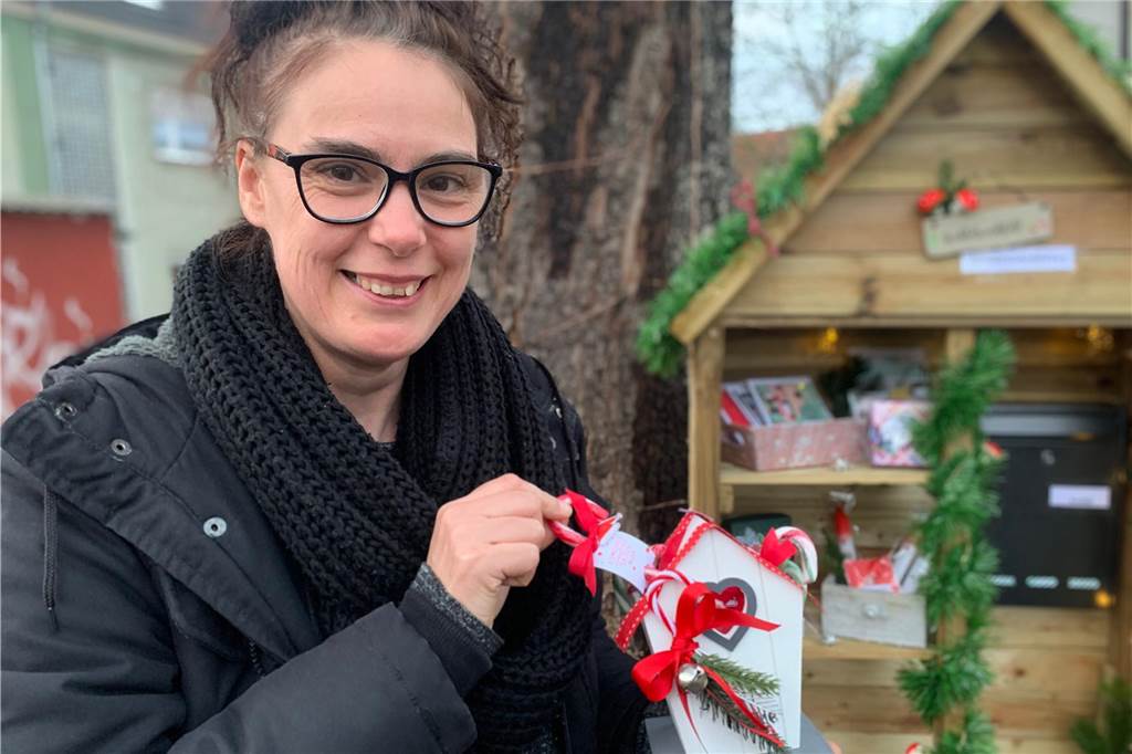 Stutenkerle und heiße Premiere: Nach langer Pause ist wieder Nikolausmarkt Die Huckarderin Katja Oettel im Dezember 2022 vor ihrem Selbstbedienungsschrank.