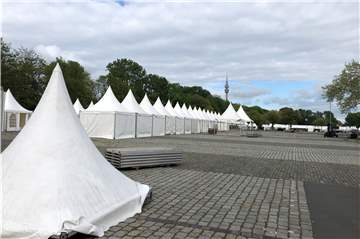 Weil der Veranstalter des Festi Ramazan ohne Genehmigung einen Bauzaun um das Gelände aufgestellt hatte, musste er nach Einschreiten der Polizei die Bauarbeiten einstellen.