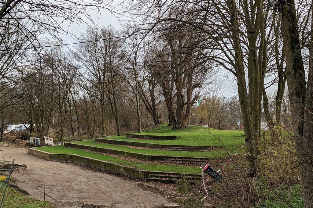 Riesen-Buddelei: Bürgerpark in Dorsten derzeit kaum wiederzuerkennen Weil der Wall zum Kanal abgetragen wurde, kommt die begrünte Terrasse jetzt viel besser zur Geltung.